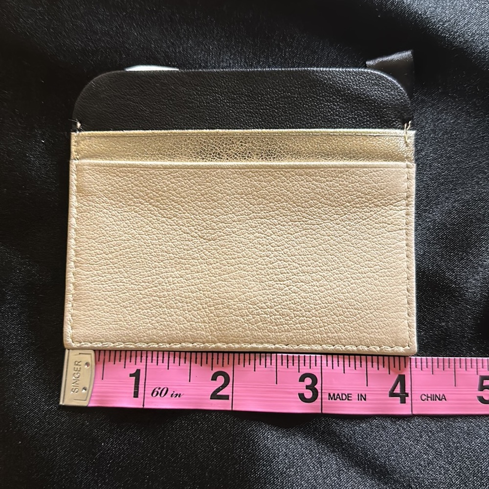 Woman’s Accessory - Picture 3 of 4